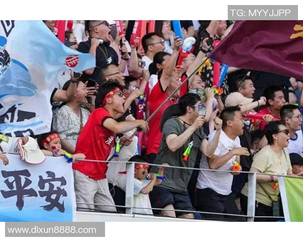 足球明星激情互动现场扔出球衣引发观众热烈欢呼瞬间回顾